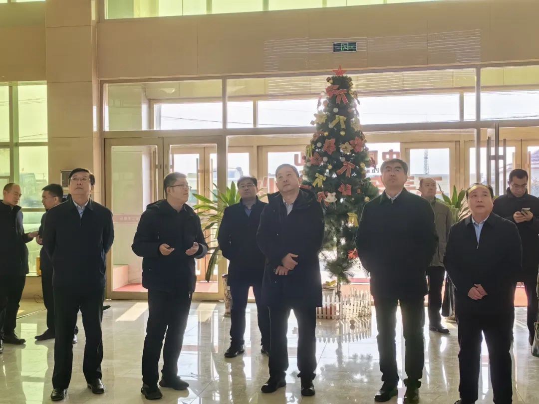 熱烈歡迎省商務(wù)廳二級巡視員臧耀剛一行蒞臨蝸牛貨車公司參觀考察